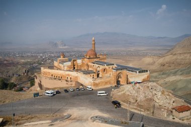 Arka planda gökkuşağı olan Ishak Paşa Sarayı, Doğu Anadolu 'nun Dogubeyazit ilçesinde tarihi saray