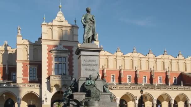 Статуя Адама Мицкевича Сукиеннице Заднем Плане Рыночной Площади Кракове Польша — стоковое видео