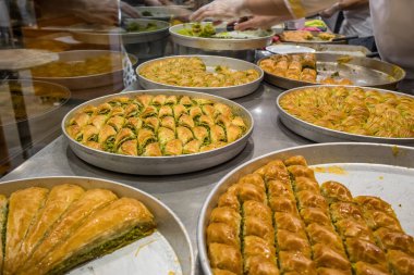 Türkiye 'nin Gaziantep kentindeki yerel Baklava dükkanında geleneksel Türk tatlıları. Baklavalari Kafe 'nin vitrininde nefis baklavalar sergileniyor.