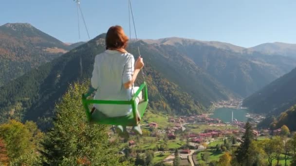 Mujer Joven Columpio Con Vista Ciudad Turística Uzungol Provincia Trabzon — Vídeos de Stock