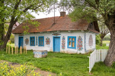 Polonya 'nın Zalipie köyünde bulunan el yapımı kır evi renkli çiçek resimleriyle ünlü dekorasyon evleri ile ünlüdür.