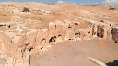 Dara antik mağara kenti Mardin kenti yakınlarındaki tarihi Mezopotamya bölgesinde. Mezopotamya 'nın en önemli yerleşimlerinden biri olan Dara antik şehrinin insansız hava aracı görüntüleri.. 