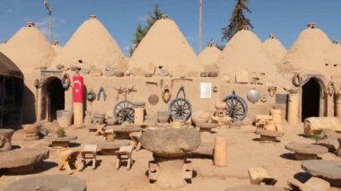 Harran 'ın geleneksel koni evleri, Sanli Urfa, Türkiye. Geleneksel çamur tuğla binalar kubbeli çatılarla kaplı ve çamurdan yapılmış ve kurtarılmış tuğlalardan yapılmış. Sabit görüntü