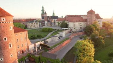 Polonya 'nın başkenti Cracow' da tarihi Wawel kalesi. Kraliyet Wawel Kalesi 'nin, Katedral' in, Sandomierz Kulesi 'nin ve savunma duvarlarının tarihi avlusunun havadan görünüşü.