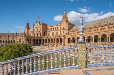 İspanya Meydanı ya da Plaza de Espana Seville, Endülüs, İspanya 'da güneşli bir günde. İspanyol hedef sahnesi.