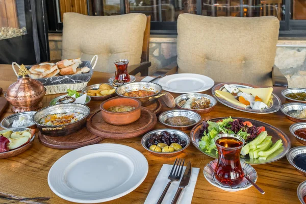 Traditionelles Türkisches Dorffrühstück Auf Dem Holztisch Mit Spiegeleiern Auf Der — Stockfoto