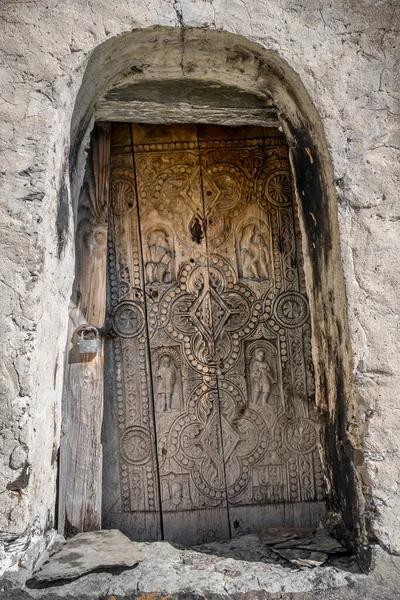 Stare Drewniane Drzwi Kościoła Jerzego Ozdobione Rzeźbionymi Wzorami Ushguli Upper — Zdjęcie stockowe
