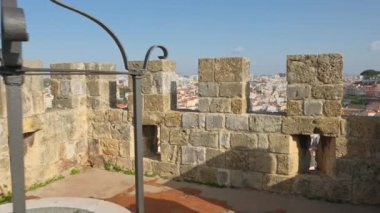 Güneşli bir günde Aziz George kalesinden Lizbon şehri manzarası görülüyor. İlkbaharda Lisboa şehir merkezinin en iyi manzarası. Portekiz 'in başkenti ufuk çizgisinin sabit görüntüsü.