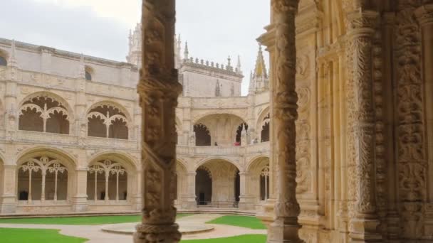 Beautiful Reticulated Vaulting Courtyard Cloisters Hieronymites Monastery Mosteiro Dos Jeronimos — Stockvideo