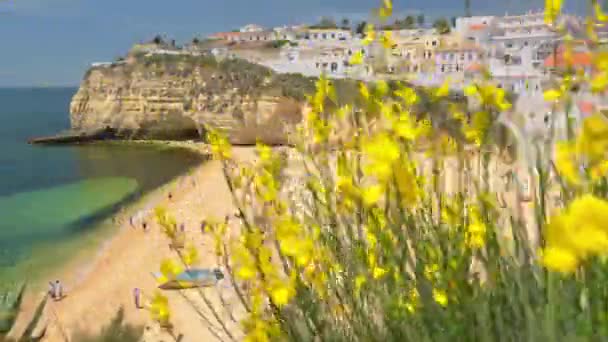 Avslöjande Bild Fiskebyn Carvoeiro Med Vacker Strand Algarve Portugal Utsikt — Stockvideo