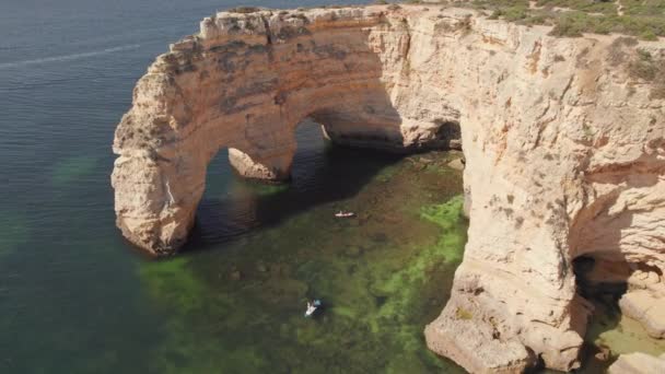 Aerial View Natural Arch Marinha Beach Portugal Unidentified Tourists Kayaking — Vídeo de stock