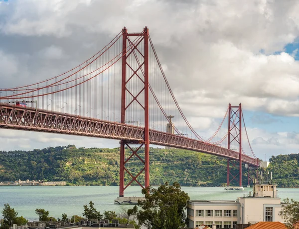 Διάσημη Γέφυρα Abril Στη Λισαβόνα Πορτογαλία Μεγάλη Κρεμαστή Γέφυρα Που — Φωτογραφία Αρχείου