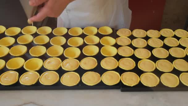 ペイストリーシェフは伝統的なポルトガルのパステル ナタのペストリーをカスタードで作り 満たします パン屋で有名なポルトガルのデザートパステル カスタードタルトを調理するプロセス — ストック動画