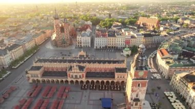 Ana Pazar Meydanı veya Rynek Glowny ile bir belediye binası, Sukiennice ve St. Marys Bazilika Kilisesi Krakow, Polonya 'da gün doğumunda. Krakow 'un merkez meydanındaki hava manzarası Sabah yumuşak güneş ışığı