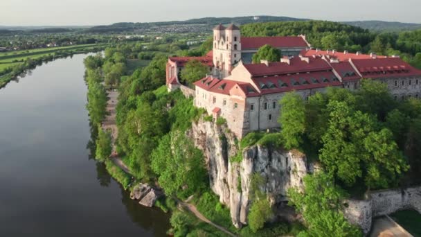 Бенедиктинское Аббатство Тынец Краковом Летом Польша Монастырь Церковь Скалистой Скале — стоковое видео