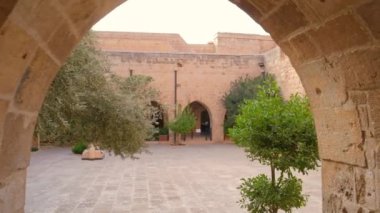Mardin, Doğu Türkiye 'deki Mor Hananyo Manastırı' nın iç avlusu. Mor Hananyo veya Deyrulzafaran Manastiri, Suriye 'nin en eski manastırlarından biridir. Yavaş sabit çekim.