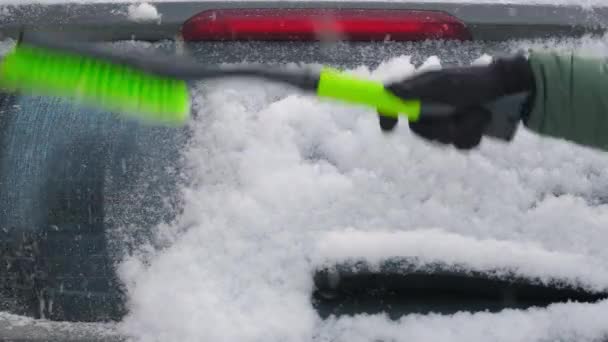 Parked Αυτοκίνητο Που Καλύπτεται Φρέσκο Χιόνι Μετά Από Χιονόπτωση Χειμώνα — Αρχείο Βίντεο