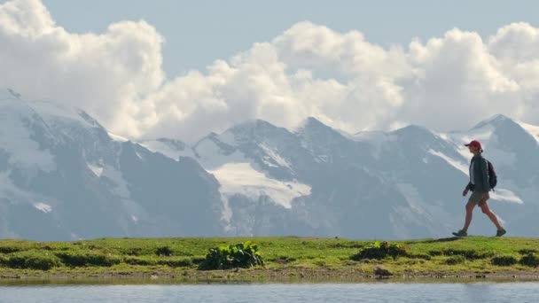 Woman Hiking High Altitude Koruldi Lakes Sunny Day Majestic Caucasus — Video Stock