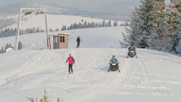 Verkhovyna Ukraine December 2021 People Skiing Riding Snowmobiles Verhovyna Ski — Stockvideo