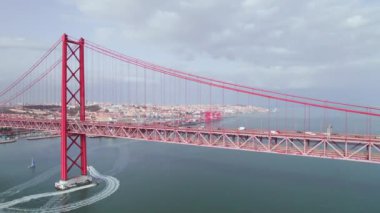Lizbon, Portekiz 'deki 25 de Abril Köprüsü' nün havadan görüntüsü. Köprü, Lisboa şehrini Tejo Nehri 'nin sol kıyısındaki Almada belediyesine bağlıyor.. 