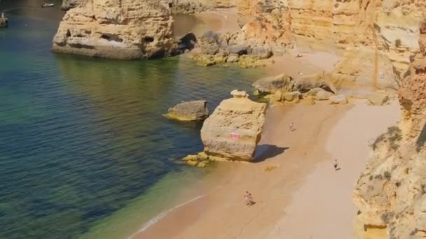 Unidentified Couple Walks Beautiful Praia Marinha Beach Algarve Region Portugal — Stockvideo