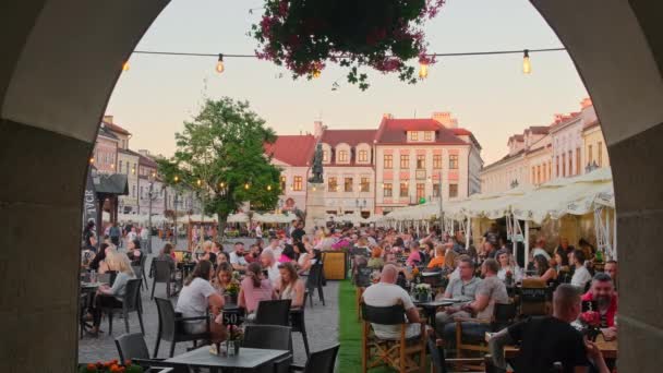 Rzeszow Poland June 2022 Unidentified People Hanging Out Outdoor Restaurants — Αρχείο Βίντεο