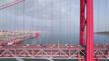 Lizbon, Portekiz 'deki 25 de Abril Köprüsü' nün havadan görüntüsü. Köprü, Lisboa şehrini Tejo Nehri 'nin sol kıyısındaki Almada belediyesine bağlıyor.. 