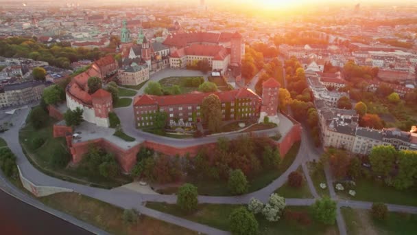 ポーランドの日の出にクラクフの歴史的な王室のワエル城 夏にはクラクフの王宮 大聖堂 サンドミエルツ塔と防御壁の歴史的な中庭の空中ビュー — ストック動画