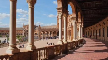 Seville, İspanya - 21 Nisan 2022: İspanya Meydanı veya Sevilla, İspanya 'da Plaza de Espana. Kamera yavaşça Sevilla, Endülüs, İspanya 'daki Espana Meydanı' nın güzel oyun salonunun içinden geçiyor..