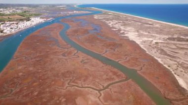 Portekiz 'in Algarve bölgesindeki Ria Formosa Ulusal Parkı manzarası. Doğal deniz manzarasının güzel fraktal şekilleri. 