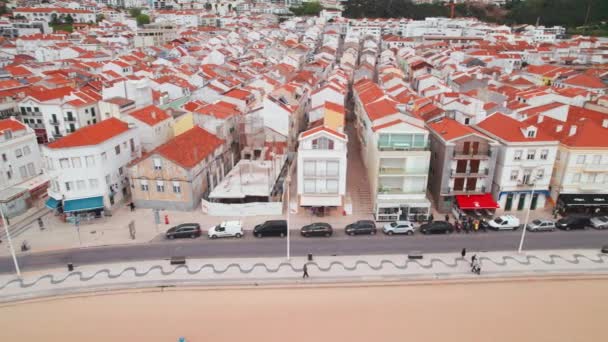 葡萄牙纳扎尔市是一个风景如画的葡萄牙沿海城镇 葡萄牙纳扎尔镇海滨度假胜地城镇长沙海滩沿线的历史建筑 空中无人驾驶飞机镜头 — 图库视频影像