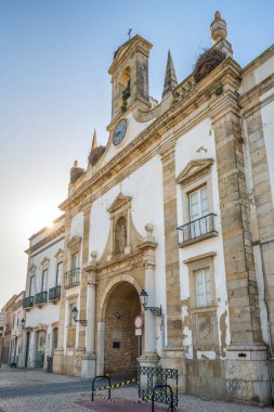 Portekiz 'in Faro şehrinde eski bir kilise. Leylek yuvaları çatıda. Portekiz 'in Algarve ilindeki eski Faro kasabasına açılan bir kapı.
