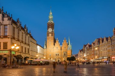 Wroclaw, Polonya - 10 Haziran 2022: Wroclaw pazar meydanı gece Polonya 'da. Aydınlanmış belediye binası. Uzun pozlama fotoğrafı