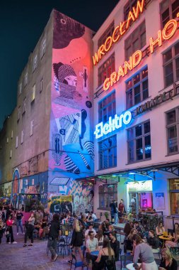 Wroclaw, Polonya - 10 Haziran 2022: Wroclaw 'da neon ışıkları olan Ruska Caddesi. Popüler gece hayatı Wroclaw 'da neon ışıkları ve sokak sanatıyla takılıyor.