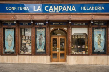 Seville, İspanya - 20 Nisan 2022: Seville 'in tarihi şehir merkezindeki en eski ve ünlü pastane La Campana' nın cephesi. 1885 'te kuruldu. Confiteria La Campana