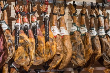 Seville, İspanya - 22 Nisan 2022: Geleneksel İspanyol jambonu Seville, İspanya 'daki geleneksel kapalı Triana Market' in pazarında satılık..