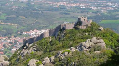 Portekiz 'in eski Sintra kasabasına tepeden bakan Castelo dos Mouros olarak da bilinen Fas Kalesi' nin manzarası. Yavaşça yakınlaştır. Hala vurulmuş.
