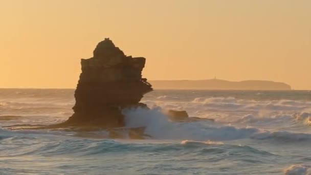 Havsvåg Som Bryter Stenig Strand Grovt Havsvatten Vid Solnedgången Algarve — Stockvideo