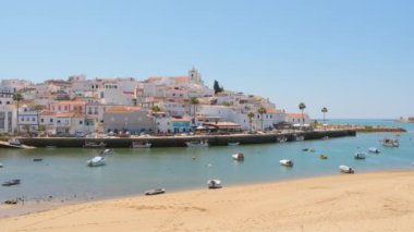 Portekiz 'in Algarve bölgesindeki Ferragudo geleneksel balıkçı köyü. Hala vurulmuş.. 