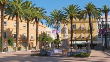 Ayamonte, İspanya - 20 Nisan 2022: Ayamonte kasabası, Huelva Eyaleti, Andalucia, İspanya 'daki Plaza de la Laguna' da Kusursuz Gebelik Heykeli