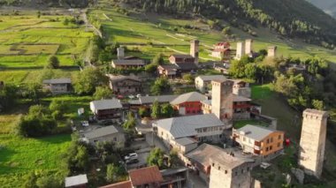 Günbatımında Gürcistan 'ın Svaneti bölgesindeki ünlü tarihi Svan kulelerinin hava manzarası. Svan kuleleri, Gürcistan 'daki Kafkasya dağlarında savunma amaçlı olarak inşa edilen kule evleri. Yörünge atışı