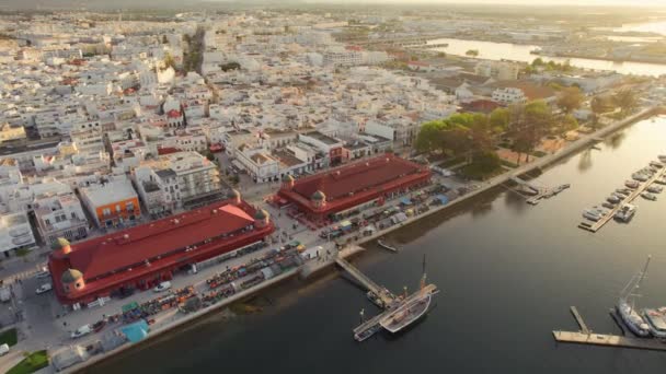 アルガルヴェ地方日の出にリア フォルモサによって2つの市場の建物とオレオの街並みの空中ドローン映像 ポルトガル — ストック動画