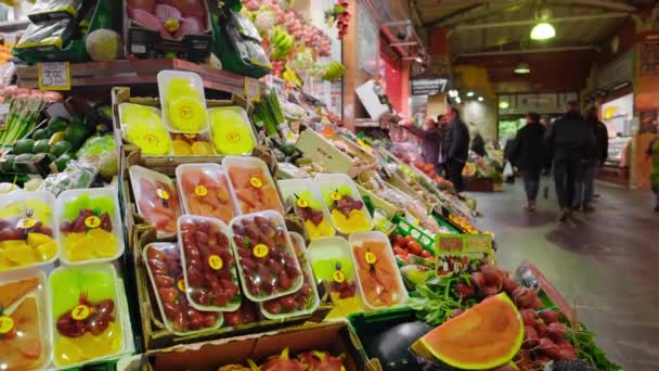 Sevilla España Abril 2022 Frutas Verduras Expuestas Mercado Tradicional Mercado — Vídeo de stock