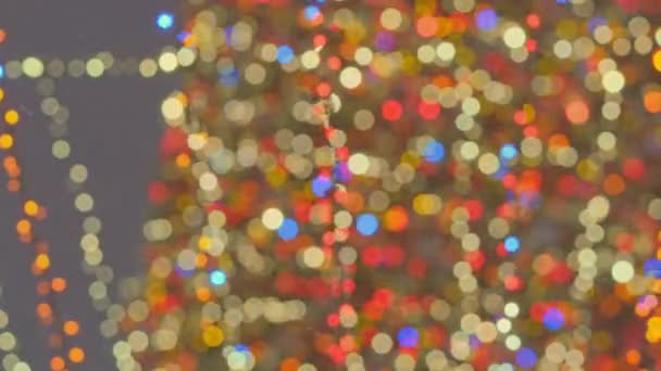 明亮的抽象彩色圆圈使圣诞灯火通明 模糊的仙女灯 冬天的降雪中 圣诞树被破坏的场景 圣诞树上的灯号 — 图库视频影像
