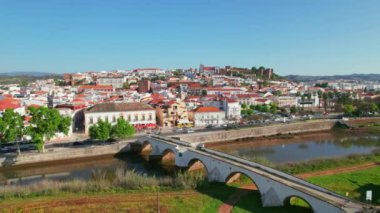 Portekiz 'in Algarve bölgesindeki Silves Ortaçağ kasabasının havadan görünüşü. Silves 'in eski kasabasının üzerinde uçuyor. Antik Roma köprüsü, Katedral kilisesi, eski kale ve tarihi binalar
