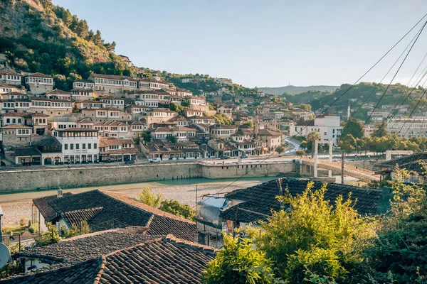 アルバニアの歴史的な都市ベラットのパノラマ ユネスコ世界遺産 城からのトップビュー — ストック写真