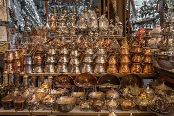土耳其Gaziantep的Coppersmith Bazaar 手工铜制品及购物中心 历史铜匠购物中心 洗碗咖啡壶出售 免版税图库照片