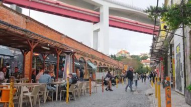 Lizbon, Portekiz - 31 Mart 2022: Lizbon 'daki LX Factory topluluk alanındaki Rua Rodrigues de Faria manzarası. Restoranları, galerileri ve müzikleri olan popüler bir yer.