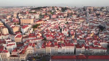 Lizbon 'un hava görüntüsü gün doğumunda, Portekiz' de. Lizbon 'un eski şehir siluetinin insansız hava aracı görüntüleri. Portekiz 'in başkenti Alfama' nın tarihi bölgesi. Lisboa şehrinin tarihi binaları