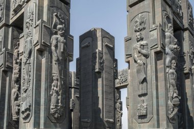 Tiflis, Gürcistan - 19 Eylül 2021: Güneşli bir günde Gürcistan Günlükleri 'nin yakın görüntüsü, Tiflis, Gürcistan' da Zurab Tsereteli 'nin yarattığı güzel anıt